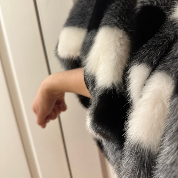 Monnalisa CHIC a collection faux fur poncho with hood worn once - Picture 4 of 6